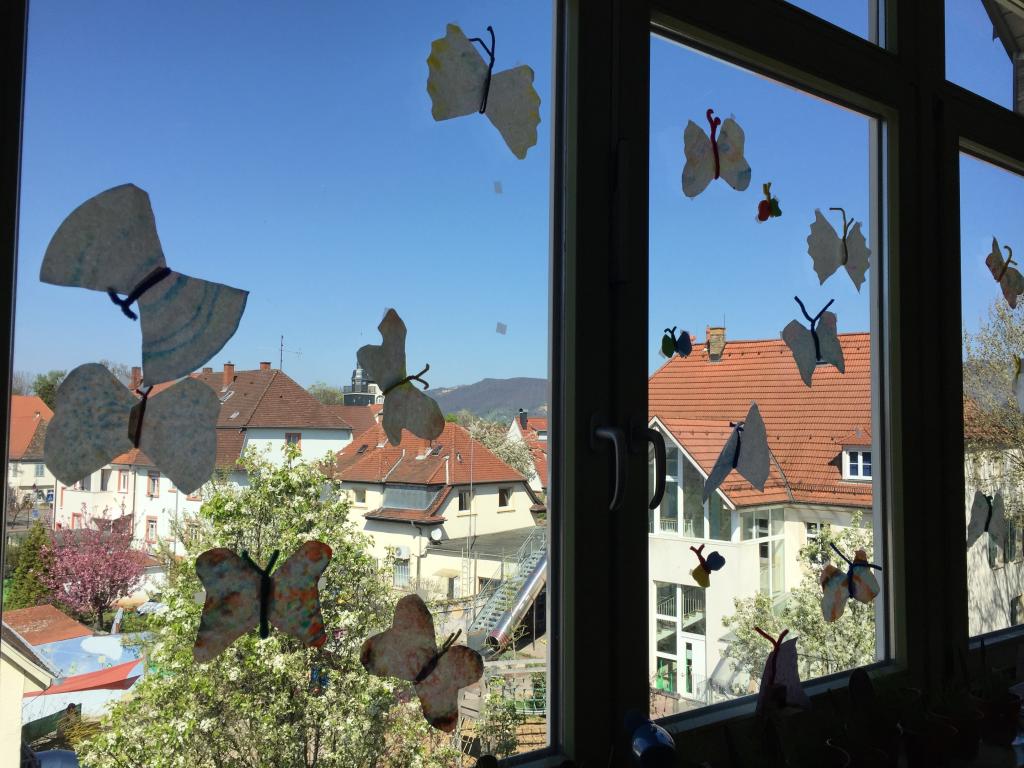 Foto mit gebastelten Schmetterlingen am Fenster