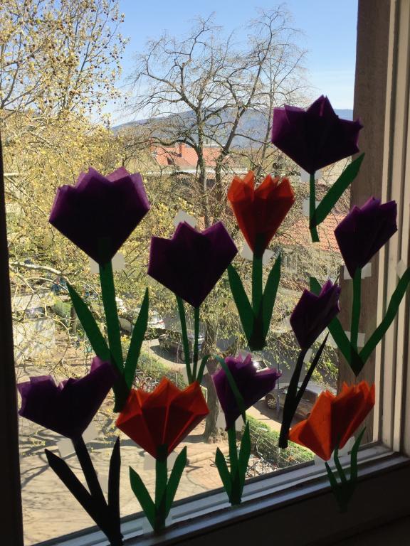 Foto mit gebastelten Tulpen als Fensterschmuck